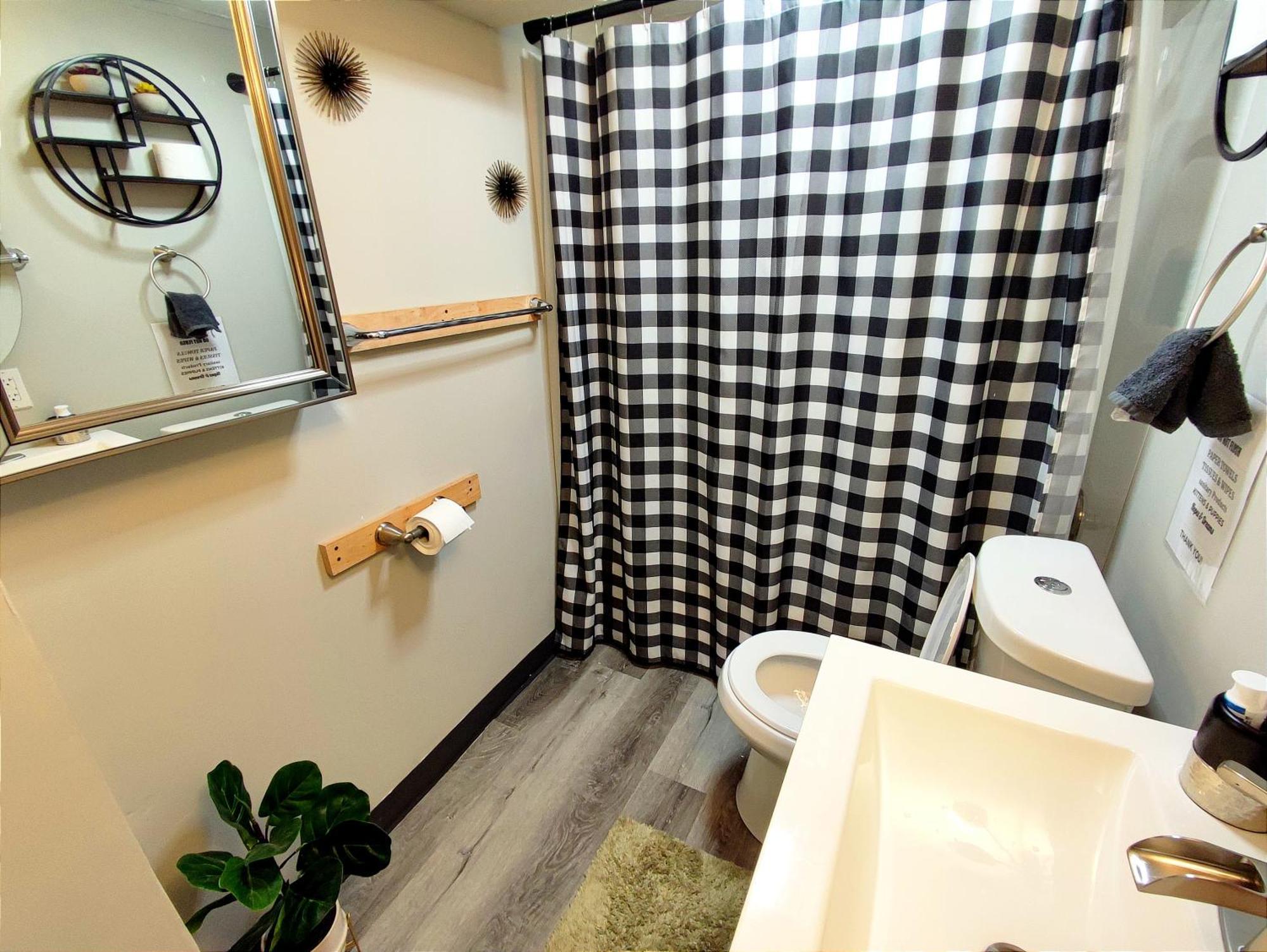 Spacious Suite Close To Downtown Indy/ King Bed Ινδιανάπολη Εξωτερικό φωτογραφία